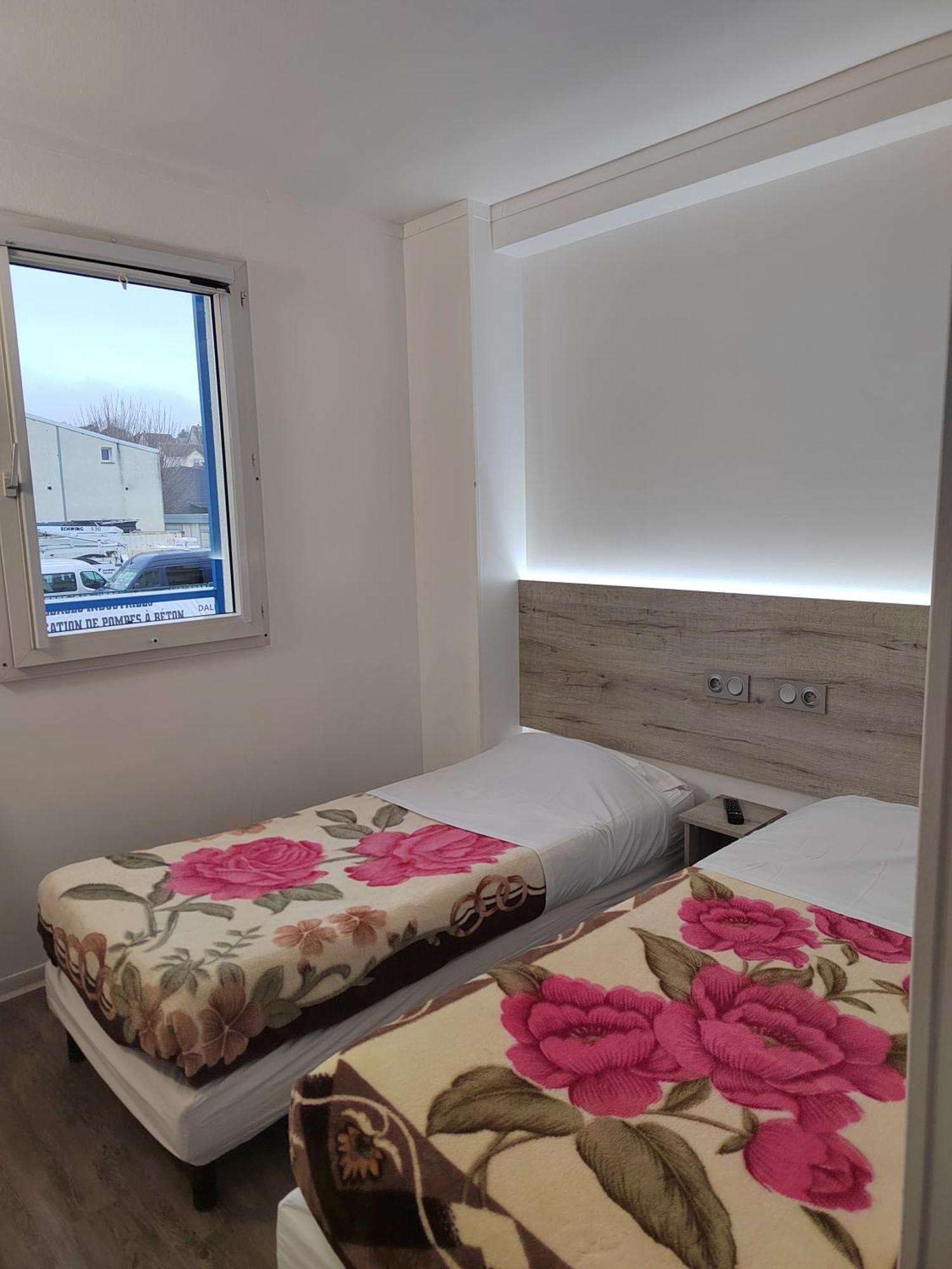 Alpha Hotel Bouafle Bagian luar foto