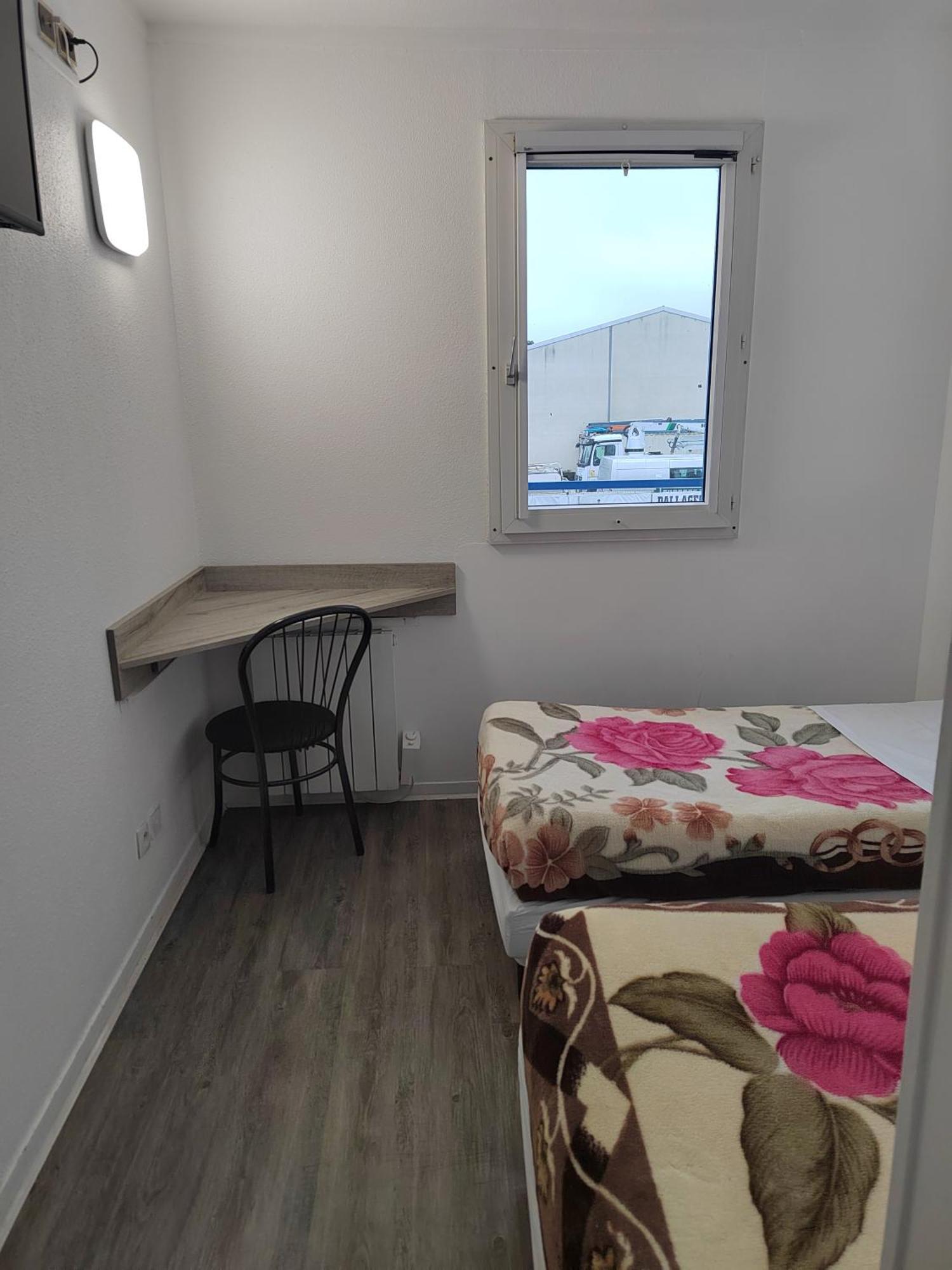 Alpha Hotel Bouafle Bagian luar foto