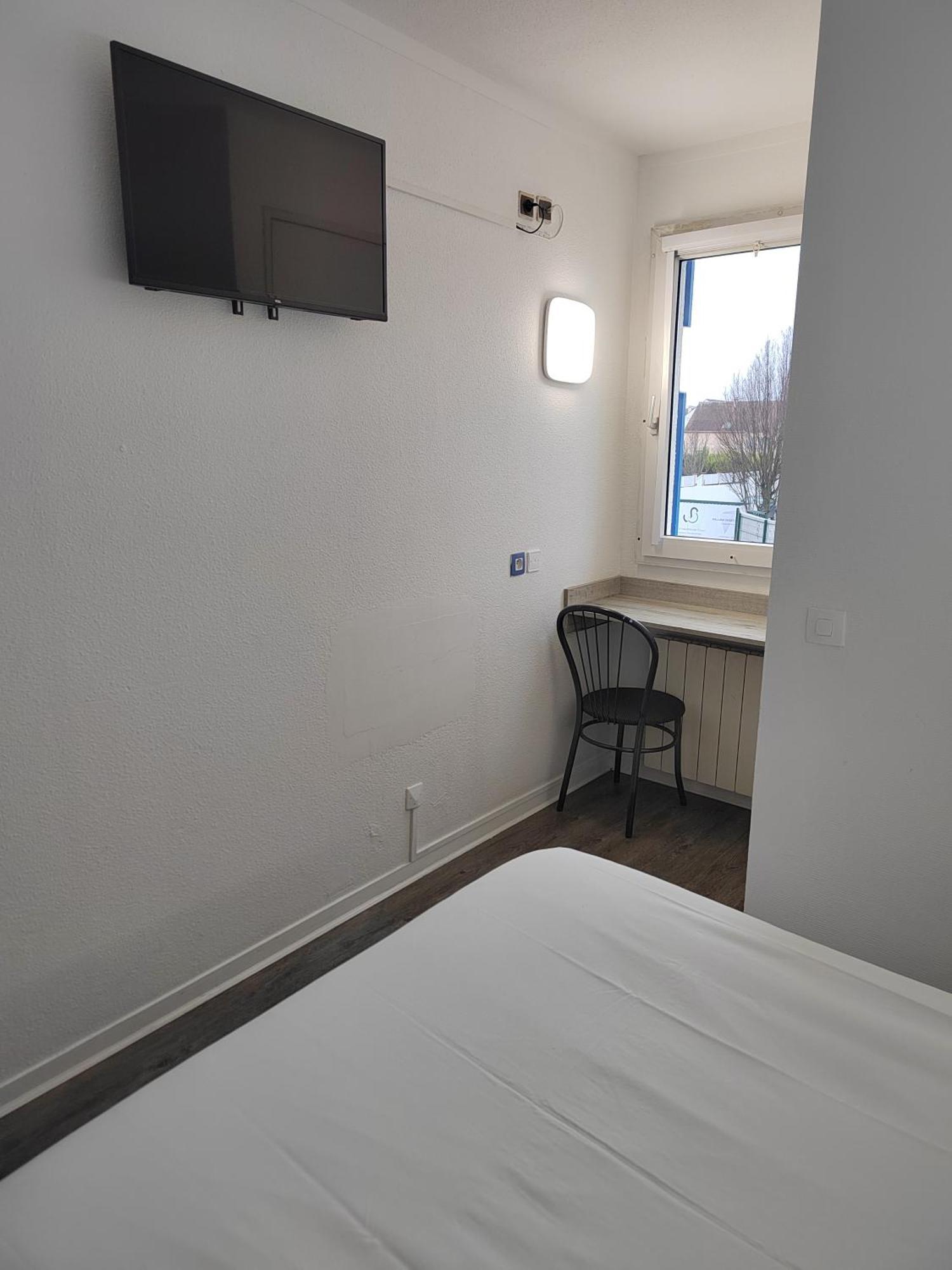 Alpha Hotel Bouafle Bagian luar foto